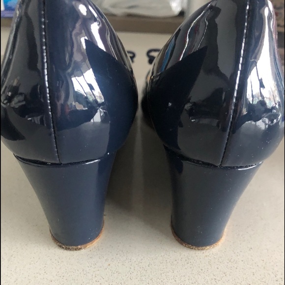Salvatore Ferragamo Blue Patent Leather Sissi Bow Peep Toe Mid Wedge Pumps - Picture 4 of 10